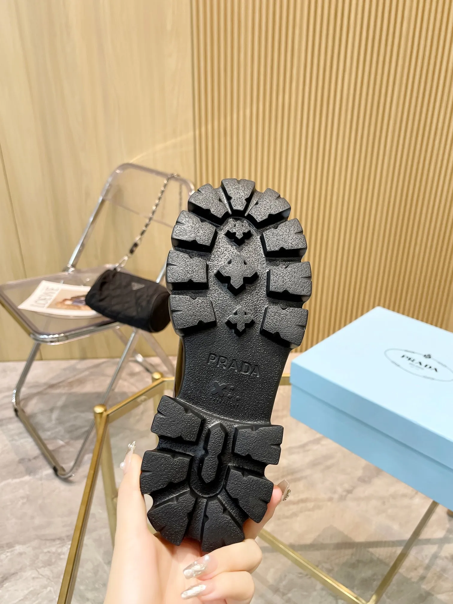👟👟Ex-factory price 560👟👟 2023 SSS launches the Prada short boots series. PRADA's early autumn and winter T-stage catwalk show is the same style as "Dreams never sleep". Prada can be used on important occasions. It has a fresh style with a little nobility and is perfect on the feet. 💃💃 Wear these shoes with them. They are elegant and crystal clear. The materials of various accessories are exclusively customized one to one, so that there is no distance from the original. The entire series is a combination of exciting and unexpected elements, allowing you to have a taste of the ever-changing style of the Prada girl. 🎀Upper: imported cowhide, patent leather, open-edge beaded cowhide 🎀Inner lining: cowhide lining🎀Outsole: original Italian outsole Color supply, code number 35-41 (40.41 customization is not returnable)